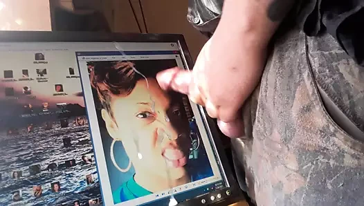 Küçük beyaz horoz karanlık güzelliğin onuruna boşalıyor.