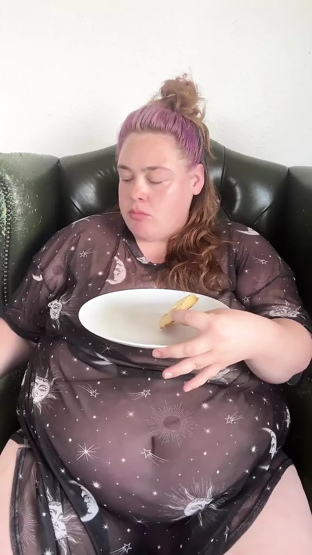 Огромная голодная толстушка наполняет себя за завтраком