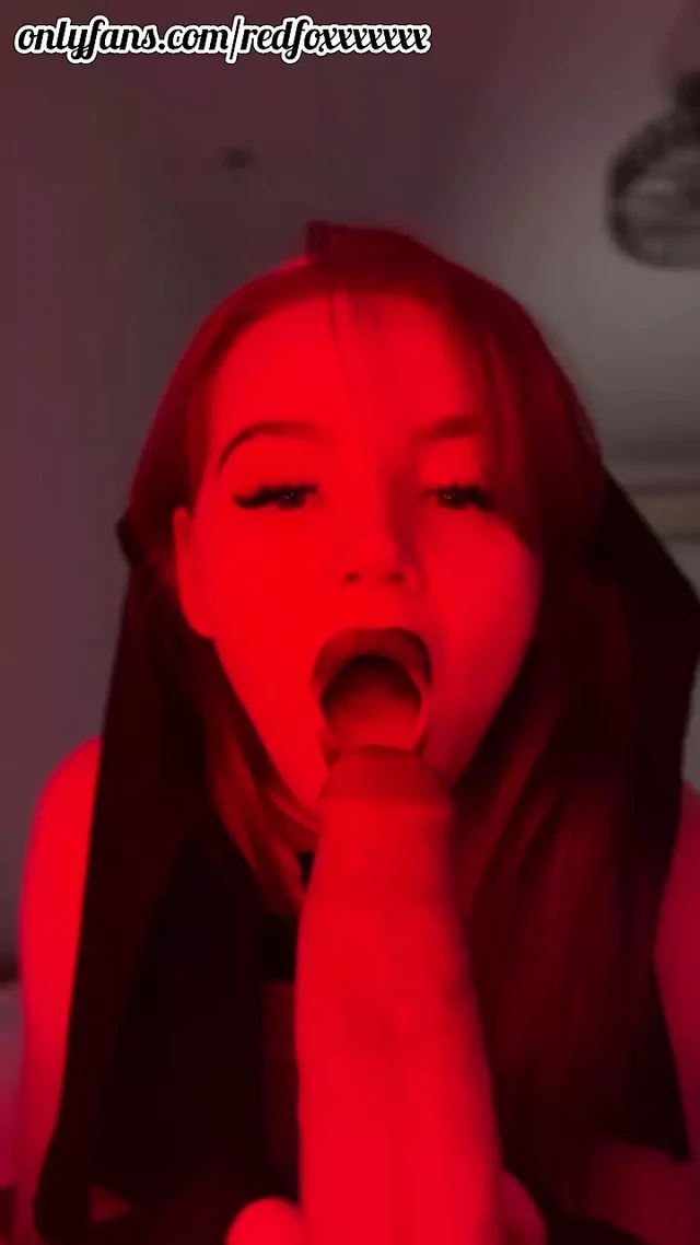 Развратная девушка с идеальным телом сосет большой член