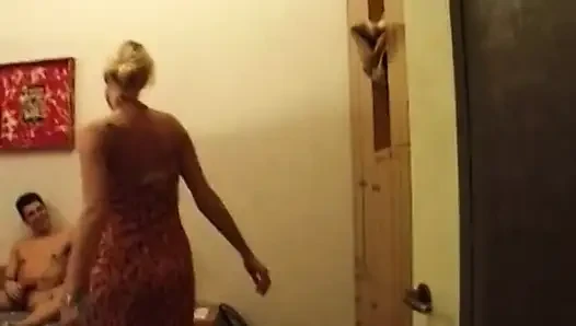 Azgın sarışın orta yaşlı seksi kadın ıslak kıllı amcığının derinliklerinde parmaklanıyor