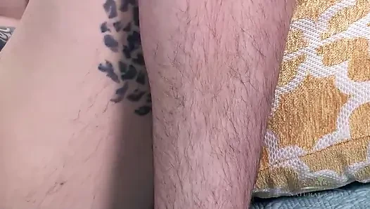 Çok kıllı Felicia Fisher gür amcığını ve kıllı koltuk altlarını gösteriyor sonra sert titreşimler alıyor