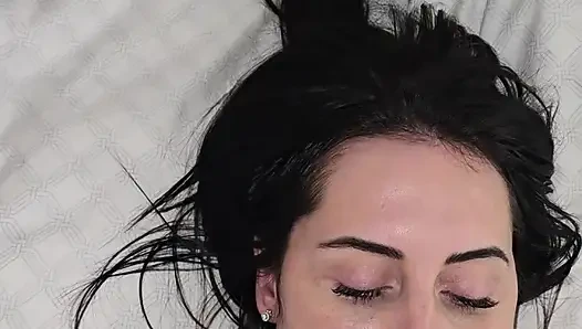 Orta yaşlı seksi kadın memelerini sikiyor ve yüzüne sert bir şekilde boşalıyor!