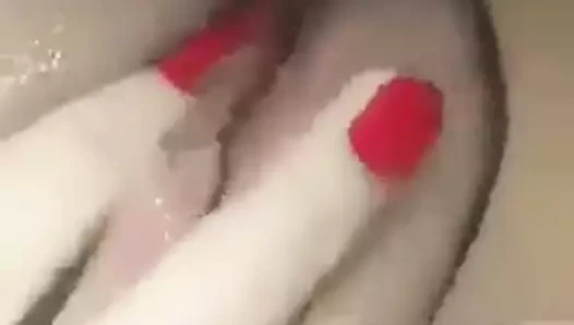 onu kedi ile oynayan kız