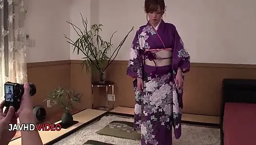 Eri Hosaka'nın baştan çıkarıcı sert kimono sahnesi patlayıcı döllemeyle bitiyor