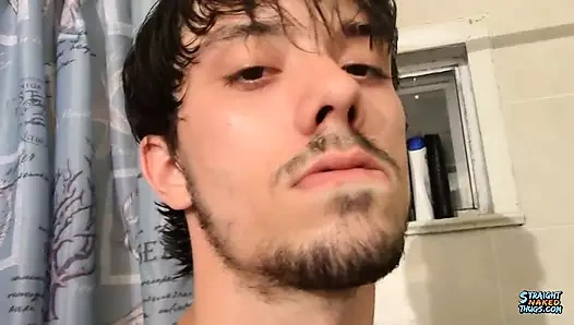 Chad Turner rahatlamanın ve ateşli sidik ve boşalmanın tadını çıkarıyor