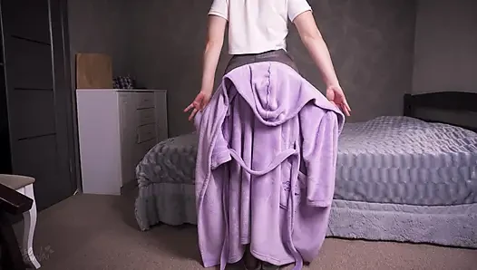 Külotlu çoraplı ateşli orta yaşlı seksi kadın götünü ve kalçalarını okşuyor