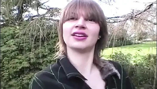 Açık havada teşhir eden kız yükleri