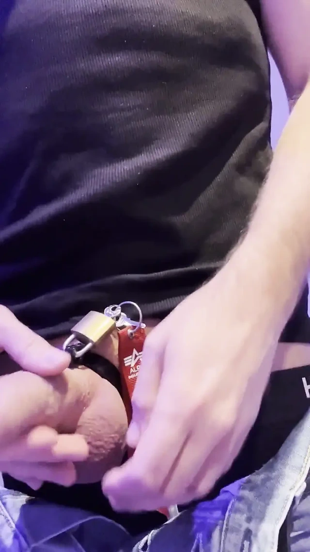 İtaatkar Yavru Köpek Penis Kafesinden Çıkmasına İzin Veriliyor