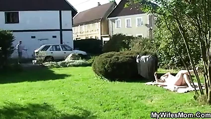 Dışarıda eski çantayı vuruyor