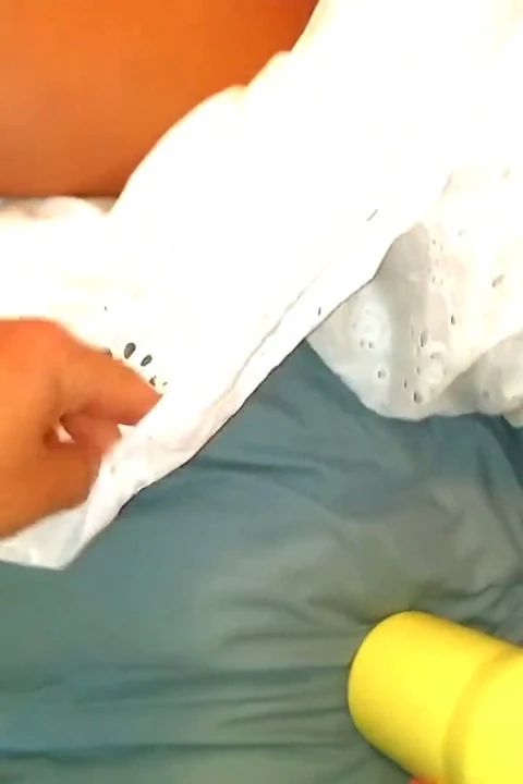 Aldatan evli kadın kaslı adam tarafından kullanılıyor ve tokatlıyor