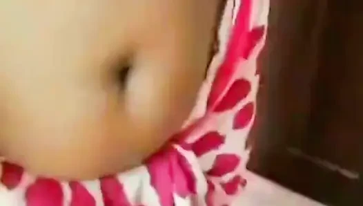 Aldatılan bir koca, seksi Desi karısının sari giymesini istedikten sonra güzelliğine hayran kalıyor.