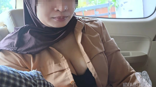 Tesettürlü öğrenci (18+) cep telefonunu yükseltmek için arabada sikişiyor - minokiiko