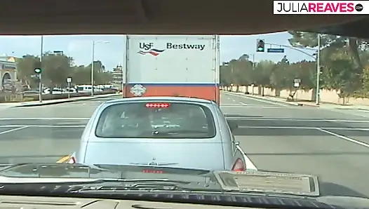 Sarışın genç kız emdikten sonra amını büyük siyah yarak üzerinde sektiriyor