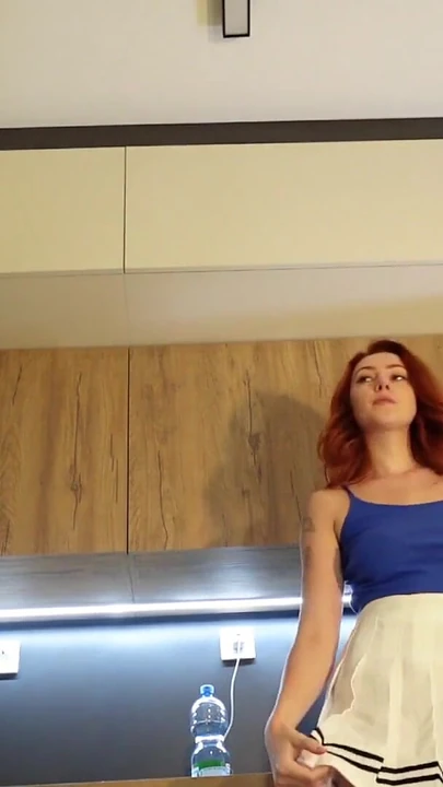 Пленительный момент из "У рыжей горячей жены есть новая белая мини-юбка и розовые трусики, чтобы похвастаться перед тем, как снять их"