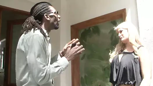 Siyah iri parça sıcak sarışın bebeğin ağzını ve horoz ile kedi doldurur