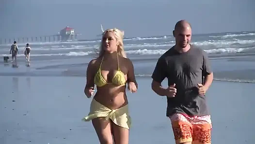 İri göğüslü seksi inanılmaz sarışın ıslak amının içine büyük bir yarak alıyor