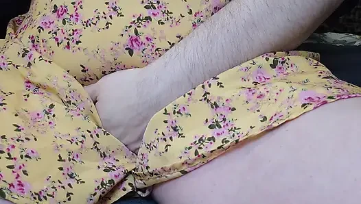 Yakın çekim orta yaşlı seksi kadın vibratörle büyük dudaklı kremsi mastürbasyon