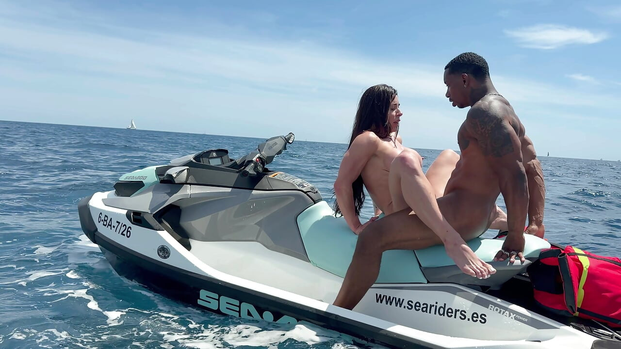 Jet ski üzerinde sert fışkırtıyor - luiza marcato ve jesus reyes