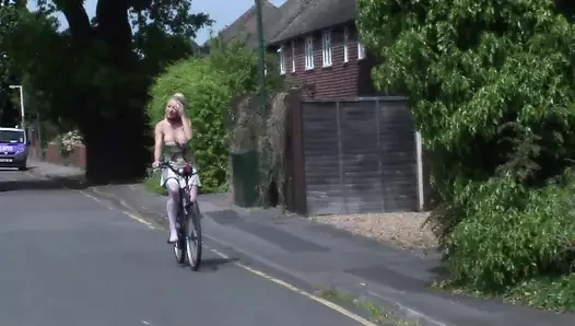 Bisikletini garaja götüren büyük memeli sarışın tamirciyi sikiyor