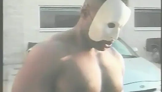 Beyaz süper kahraman maskeli kaslı yabancı alışveriş merkezinin otoparkında zenci piliçle