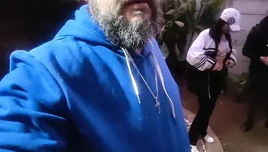 Karısını önünde sikiyor