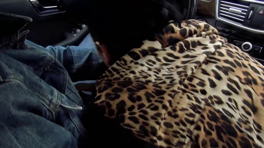 Amatör sürtük sürücüye sakso çekiyor