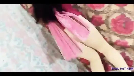 Güzel Hintli evli kadın çıplak dans yapıyor