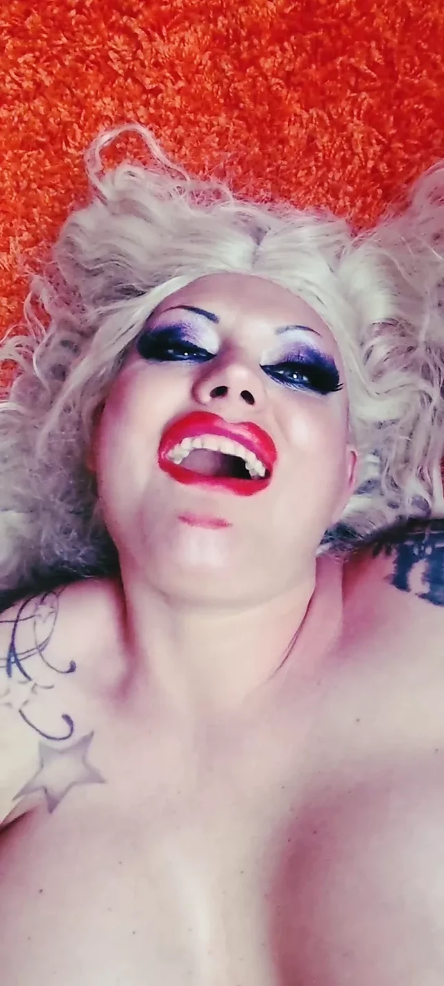 Сквиртующая горячая татуированная блондинка - инструкция по дрочке