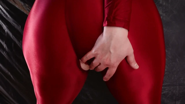Orta yaşlı seksi üvey anne seni taytla baştan çıkarıyor
