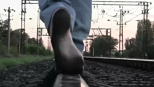 demiryolu yalınayak