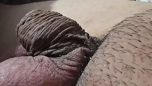 Üvey oğul büyük üvey annesine gösteriyor