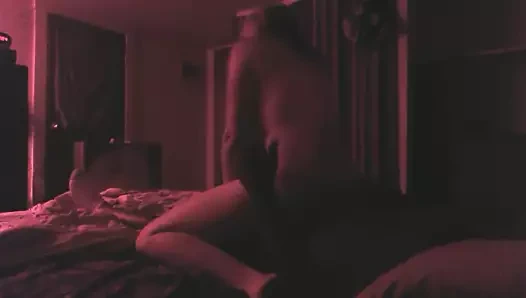 Kocası seyahat ederken karısı siyah bir erkekle