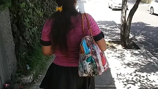 Meksikalı orta yaşlı seksi kadın pembe gözlüklü ve platformlarla zengin seks yapıyor
