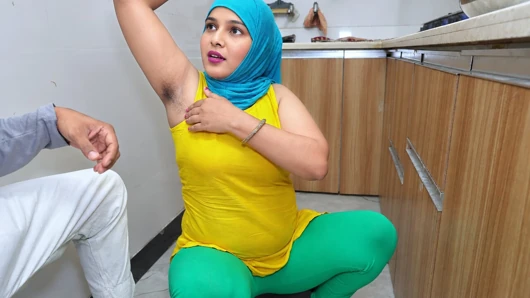Müslüman üvey annem jhaada için sütçüye sorduğunda, üvey annesinin koltuk altını yaladı ve onu mutfakta sikiyor... Viral Hintçe videosu.
