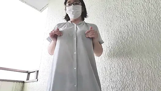 Evli bir kadın dadısı tarafından heyecanlanıyor