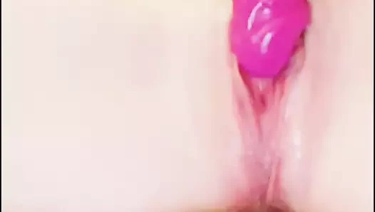 Genç kız fışkırtana kadar kremsi amcığıyla oynuyor - 18+