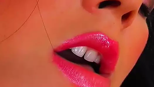 Karanlık saçlı Alman civciv hoş ona trimmed kedi ile ona favori yapay penis