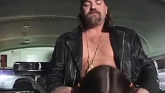 Genç kaltak götte büyük yarağı seviyor