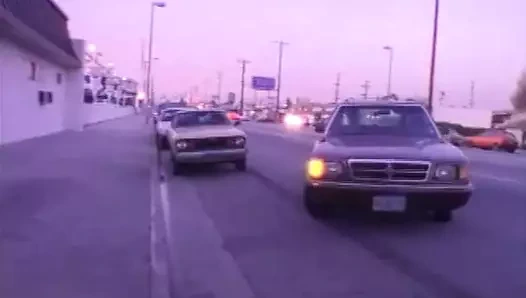 Büyük göğüslü sarışın adamın yarağına biniyor ve sert sikiyor