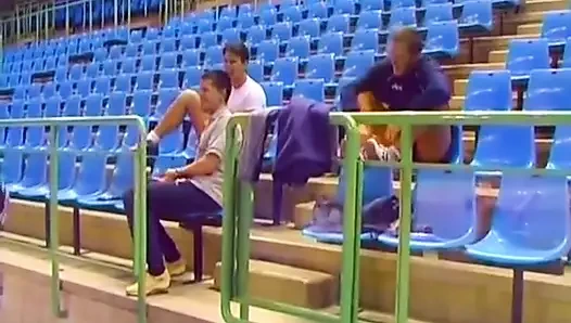 Sevimli Fransız genç kız soyunma odasında sikiliyor