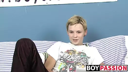 mürekkeplenmiş twink mil mastürbasyon kapalı ve doldurma yapay penis içinde onun göt