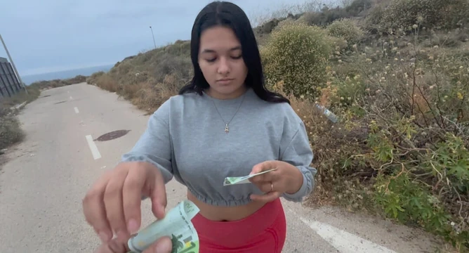 Шлюха из промышленной недвижимости сосет это