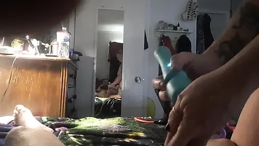 Seksi kızıl saçlı yarak gırtlağına kadar alıyor ve amcığını pompalıyor