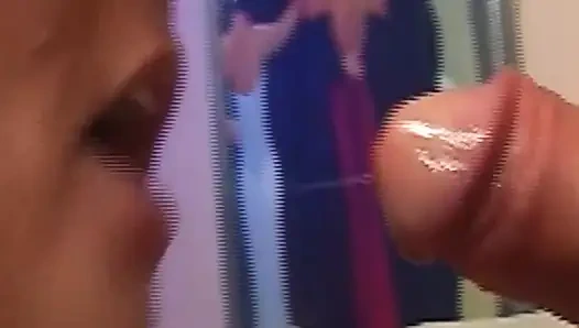 Ateşli esmer hatun yalanıyor ve orgazm olmak için parmaklanıyor