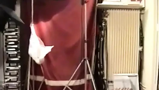 Kıllı kızıl saçlı olgun erkek delisi aynı anda iki yarakla sikiliyor!