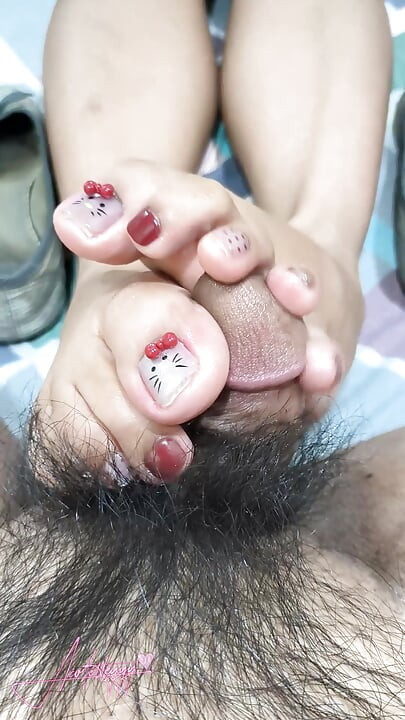 Acoletteyyy'nin dollshoes'tan taze bared ayakları yarak kafasını o kadar gıdıklıyor ki boşalmasından sonra onu sertçe boşalttı