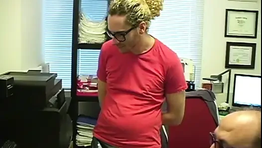 Jasmine'in götüne ihtiyacı var