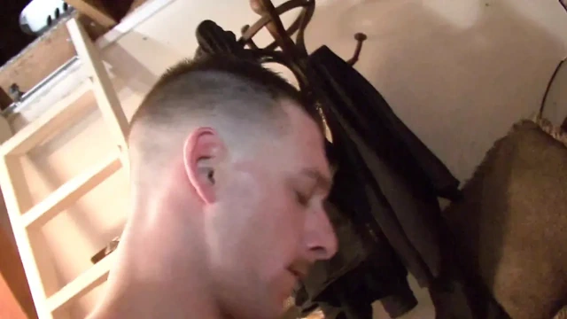 Muy heteroseksüel arkadaşının büyük yarağı tarafından korunmasız sikiliyor