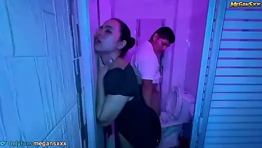 Diskonun banyolarında sikişiyor