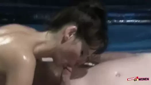 Bir keresinde yağla kaplanmış sarışın ve esmer ona kimin binmesi için güreşiyor